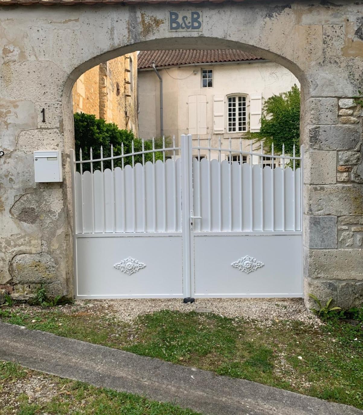 La Maison Du Pont La Rochebeaucourt-et-Argentine ภายนอก รูปภาพ